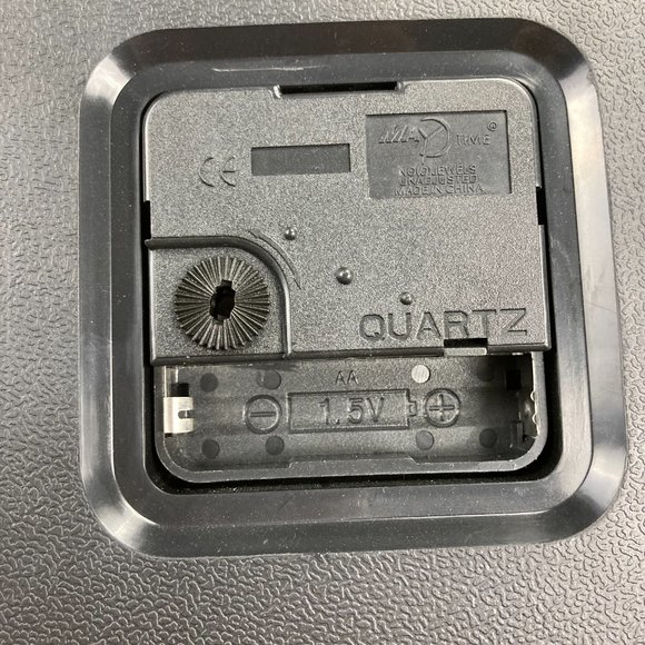 Duck Dynasty 12" Chrome Wall Clock with Box - Picture 8 of 9